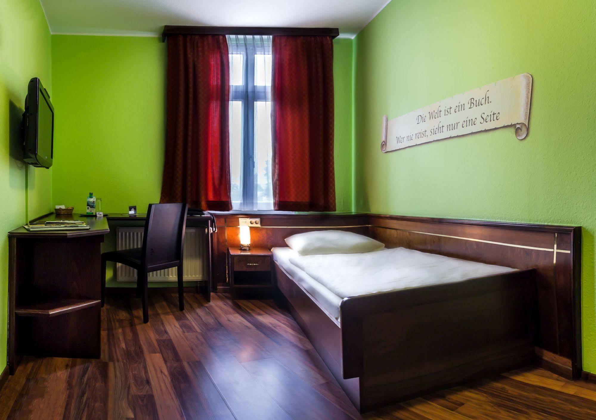 Hotel Am Wilhelmsplatz Stuttgart Exterior photo